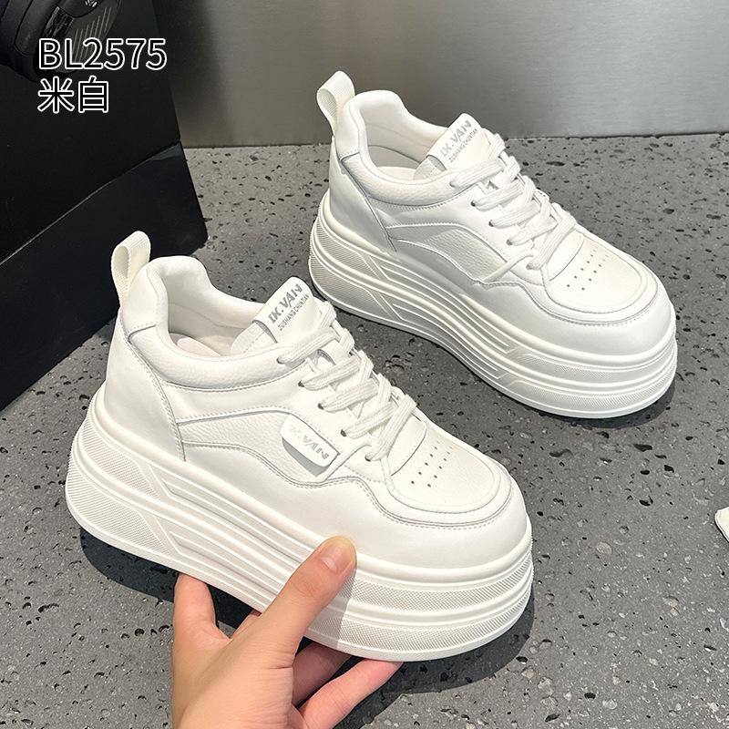 

Thick-soled small autumn new leather high-value sports and leisure shoes 34