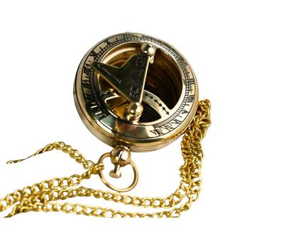 Mosiężny naszyjnik z wisiorkiem kompasu słonecznego Steampunkowa biżuteria nawigacyjna
