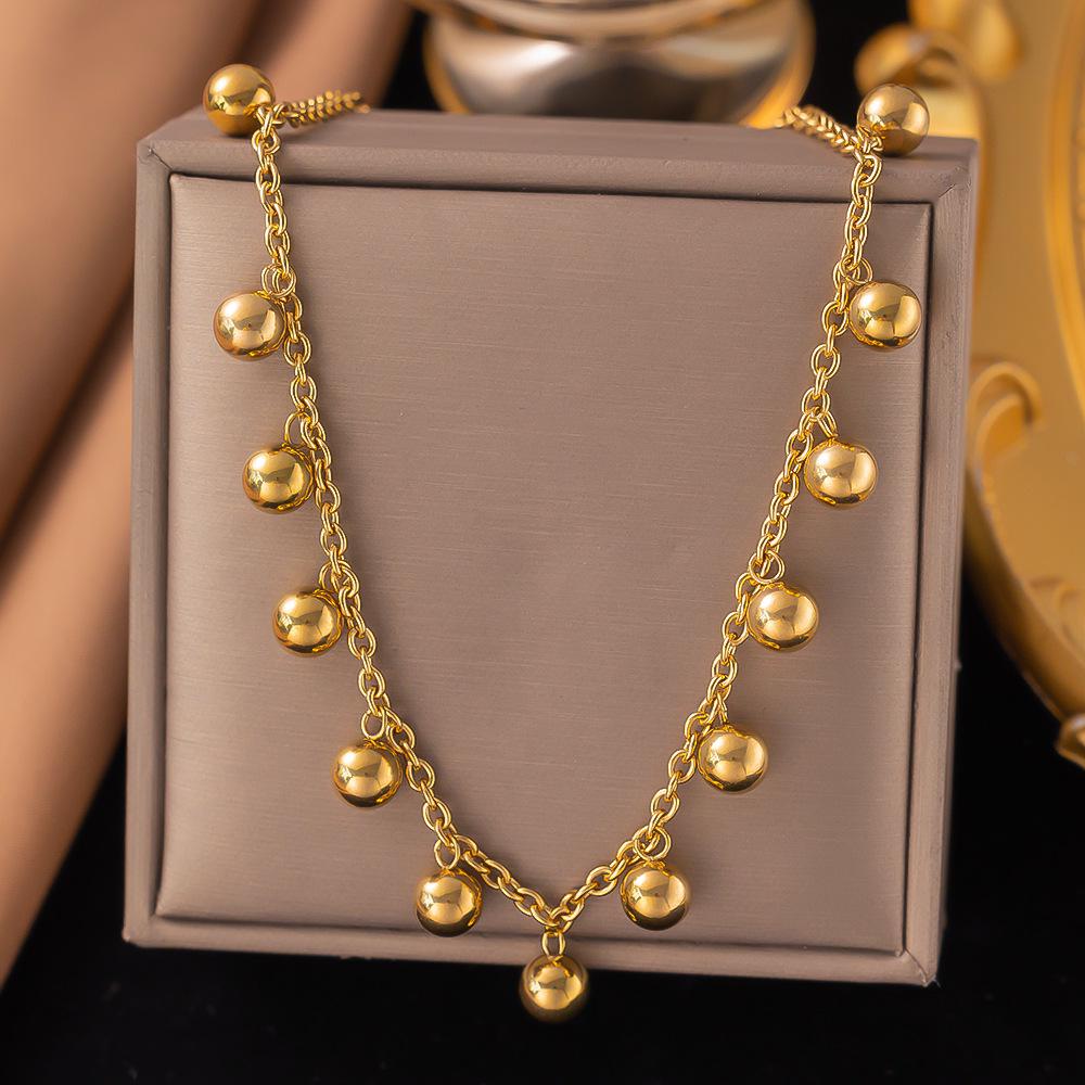 Collana con Ciondolo in Acciaio Titanio e Perla Dorata: Catena da clavicola da donna elegante, resistente al colore, di lusso leggero