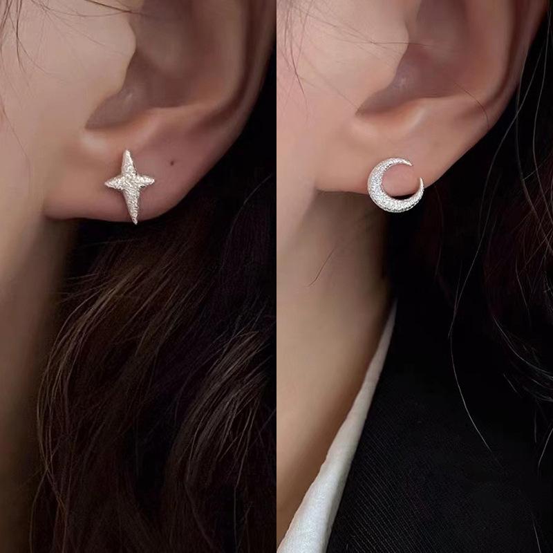 

S925 посеребренные серьги, асимметричные серьги со звездой и луной, осенние новые корейские темпераментные серьги с текстурой песка, маленькие серьги-гвоздики прилив