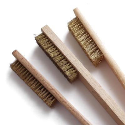 Escova de arame de cobre com cabo de faia natural, ideal para limpeza ou texturização de superfícies em metais macios, remove fiapos