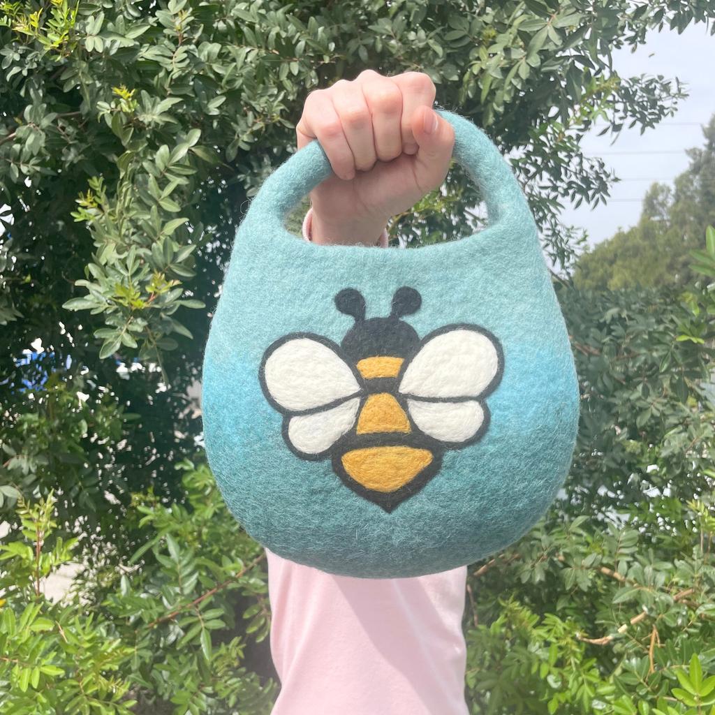 Water Felted Bee Bag – One Handle with Magnet – Blue Green