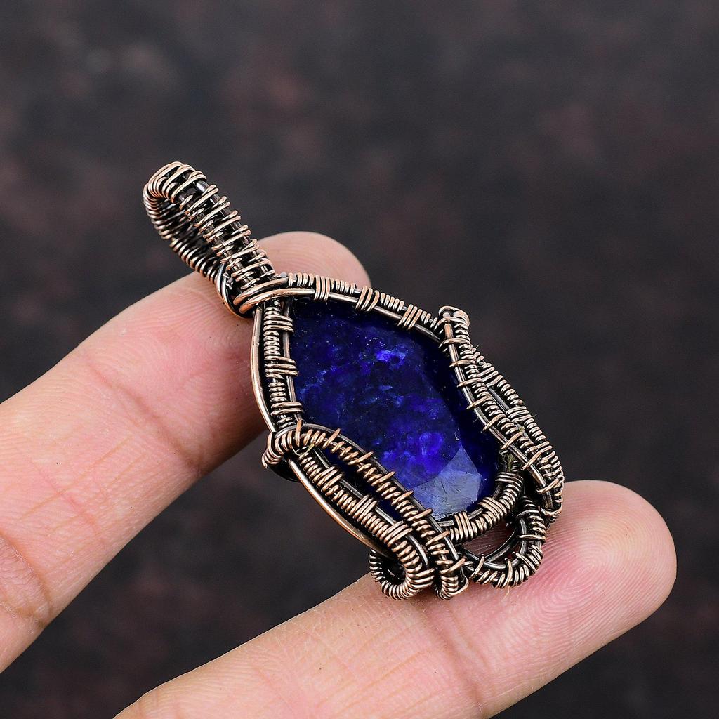 Fasetowany wisiorek z niebieskim szafirem, owinięty drutem miedzianym, wisiorek z kamieniem szlachetnym, miedziana biżuteria, niesamowity wisiorek, ręcznie robiony, zupełnie nowy wisiorek, prezent dla matki