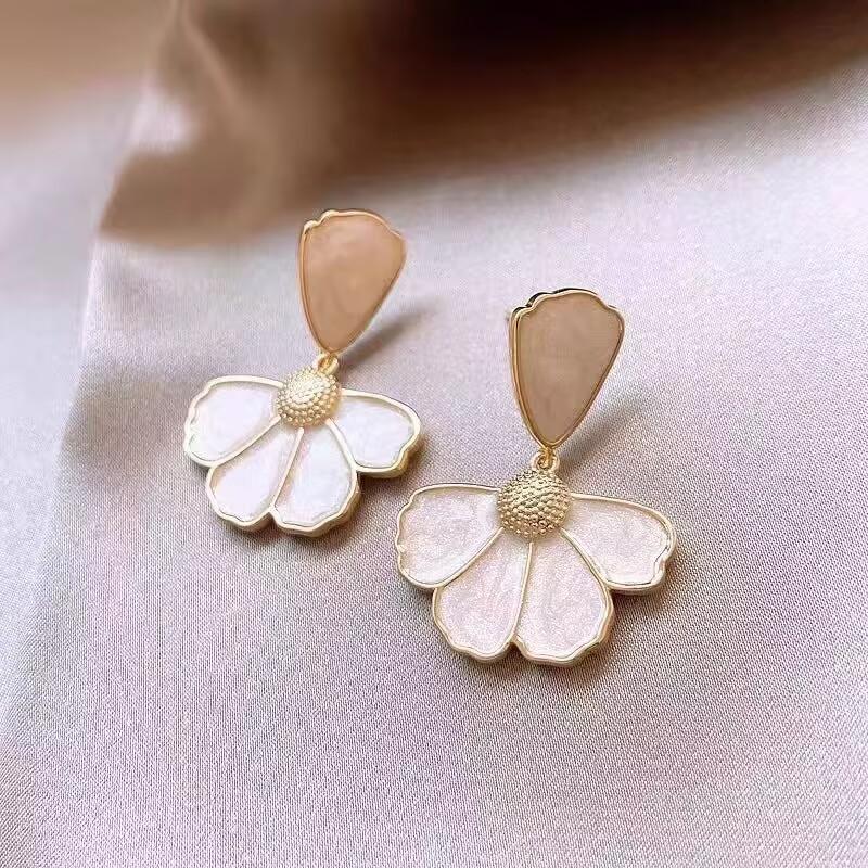 New Classic Simple Heart Bow Butterfly Earrings For Women French Style Black Stud Earrings Fashion Ear Buckle Jewelry