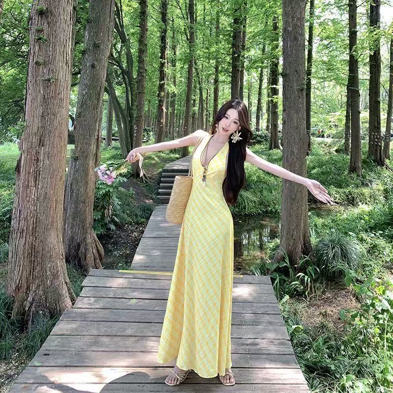 Fashion Temperament Romantic French Minimalist Sexy V-neck Neck Dress Women's Design Sense Gentle Holiday Style Dress