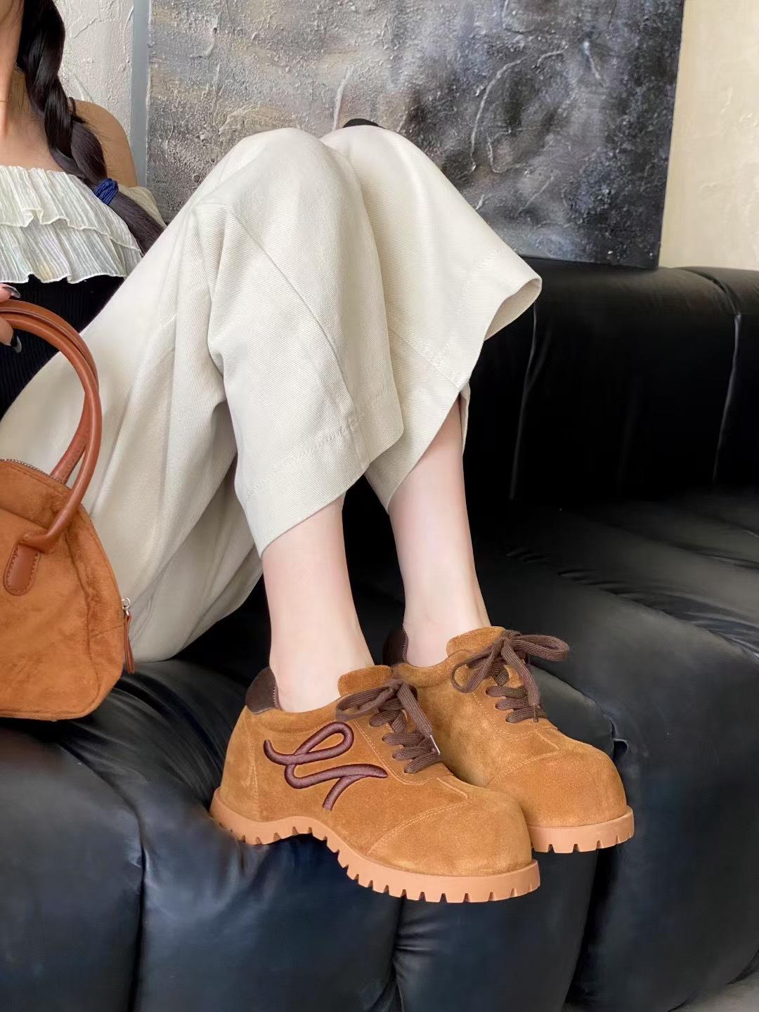 

Zhike~ The inner height of the thick sole is increased by 4cm, and the small man Bokende training shoes women s lace-up fashion casual shoes big head 35 имбирный