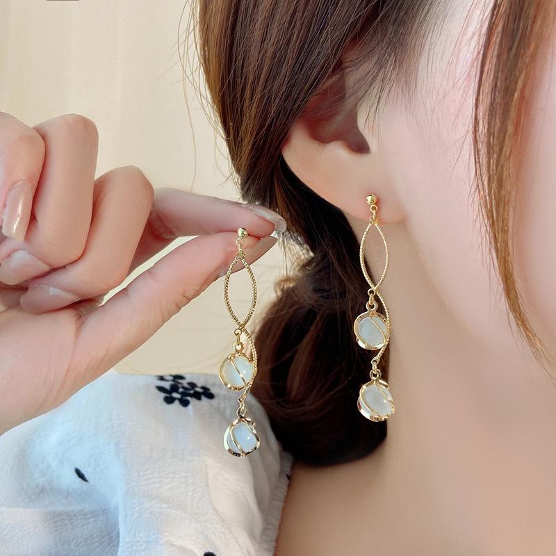 

S-Shaped Cat s Eye Tassel Stud Earrings - Trendy Retro Dangles for Women Gold