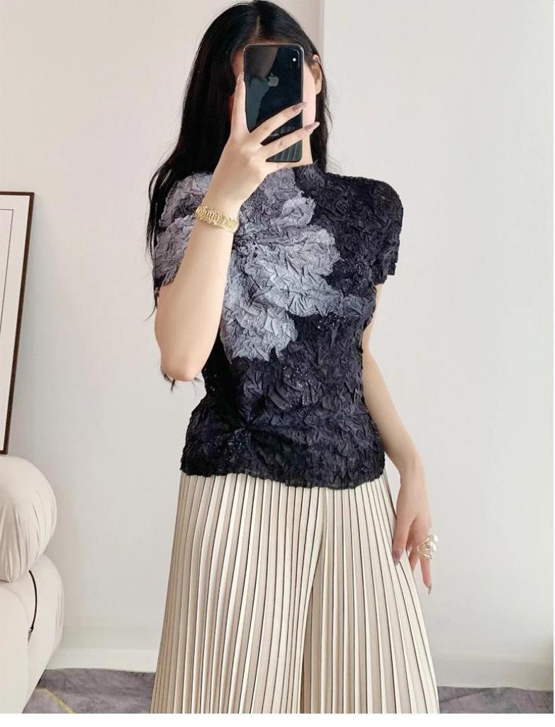 Schickes Batik-Plissee-T-Shirt: Vielseitiges, stilvolles Kurzarm-Top für Damen