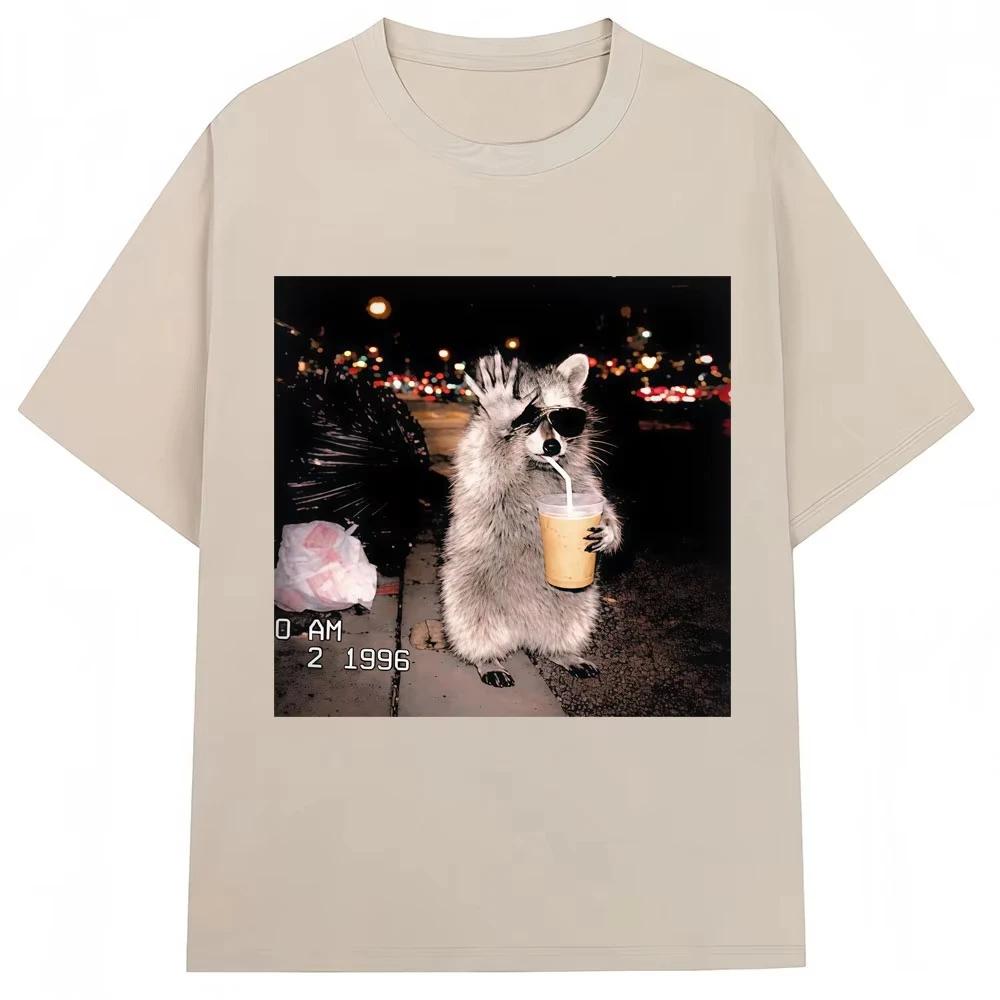 Waschbär trinkt Eiskaffee Lustiger Meme Print T-Shirt Herren Damen Humor Tier T-Shirts Reine Baumwolle Lässiges T-Shirt