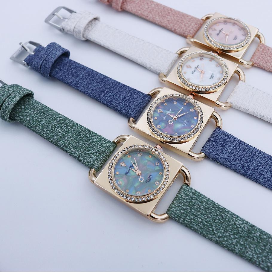 Nová módní personalizovaná jednoduchá sada hodinek Dámské hodinky Butterfly Digital Belt Fashion Watch