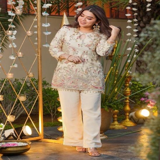 Women s Off-White Heavy Embroidered Silk Kurta with Trousers Set S