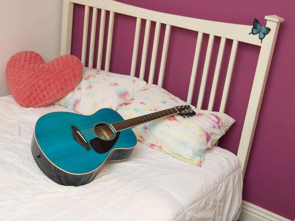 YAMAHA Akustická kytara FS SERIES rubínovo červená FS820RR