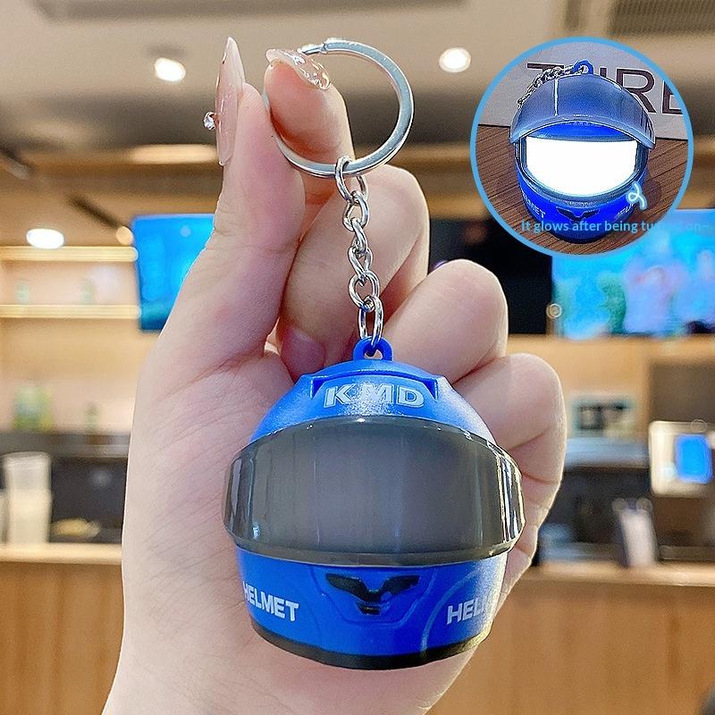 Prémiový ABS Klíčenka na motocyklovou helmu s LED světlem Mini Kreativní kroužek na klíče pro festivalový dárek Dekorace na klíče od auta Přívěsek