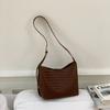 Fashion woven tote bag, women's tide large-capacity bucket bag, hot-selling commuter retro shoulder handbag