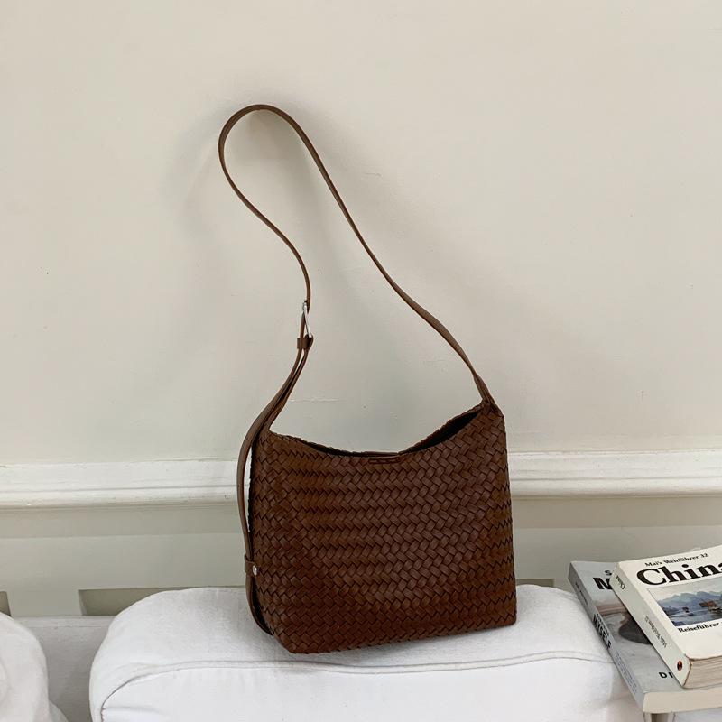 Fashion woven tote bag, women's tide large-capacity bucket bag, hot-selling commuter retro shoulder handbag
