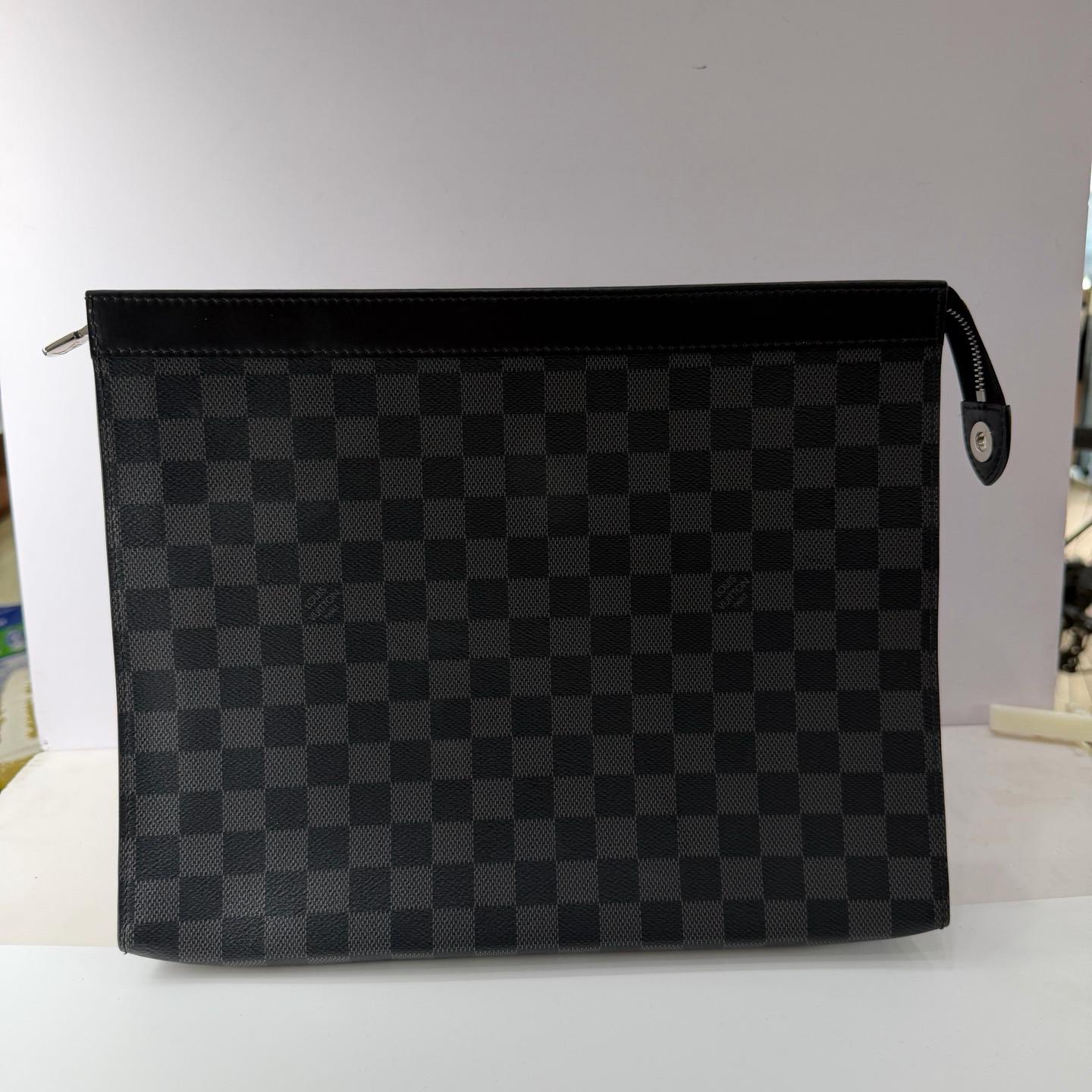 [Pre-Owned] Voyage Large Gray Coated Canvas Checkered Toiletry Pouch Clutch - Very Good #1NSROSN ONE SIZE