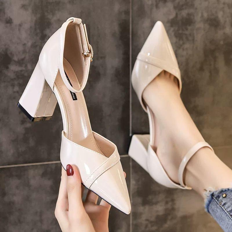 The new Korean model is thin, small and fresh for women's spring and autumn, the new versatile pointed one-word buckle single shoes, and the middle