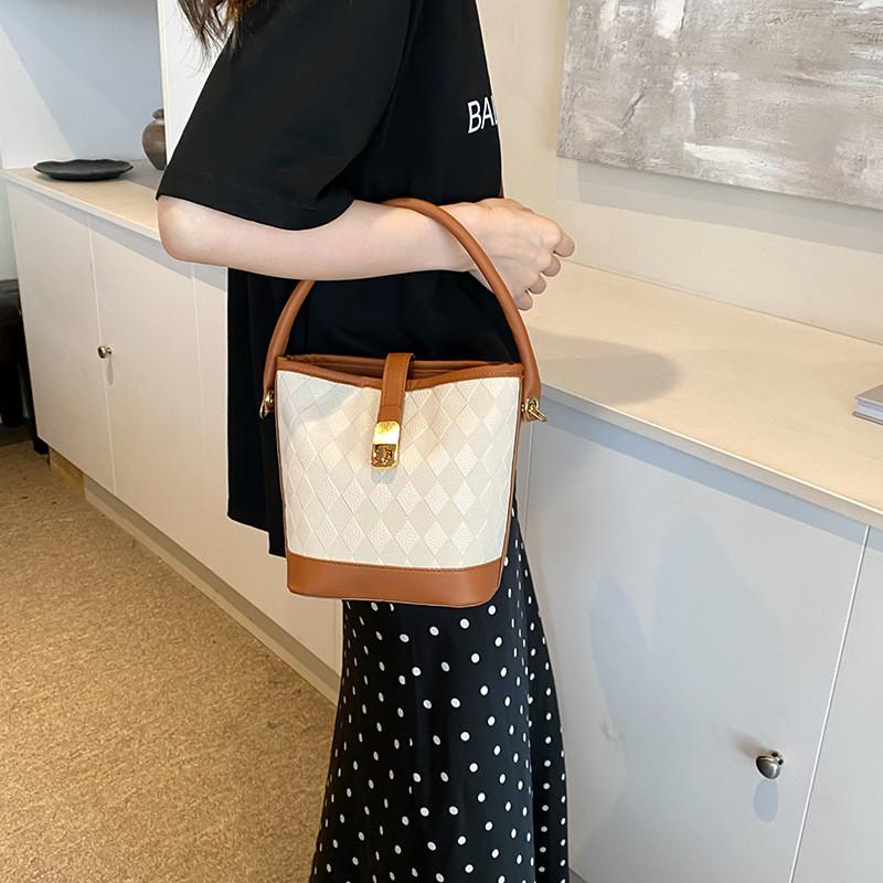 Stilvolle und trendige Beuteltasche für Damen im schicken Colorblock-Design, perfekt für Sommertage