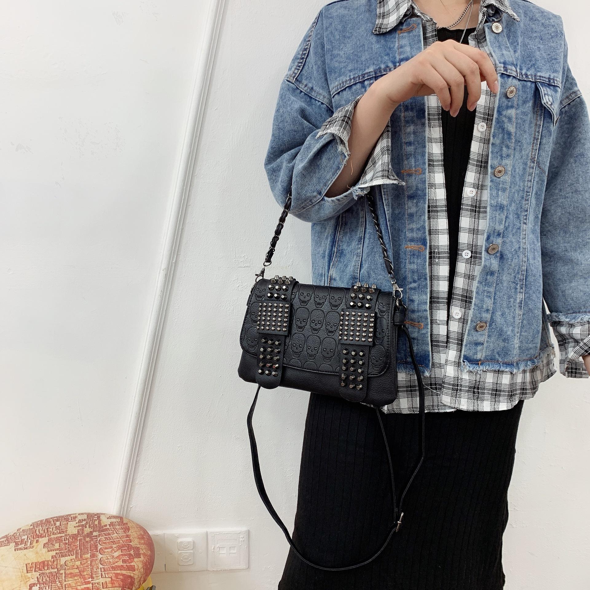 Женские черные кожаные сумки-мессенджеры — фото 4