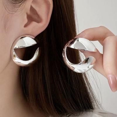 Kadın yuvarlak düzensiz içi boş küpe