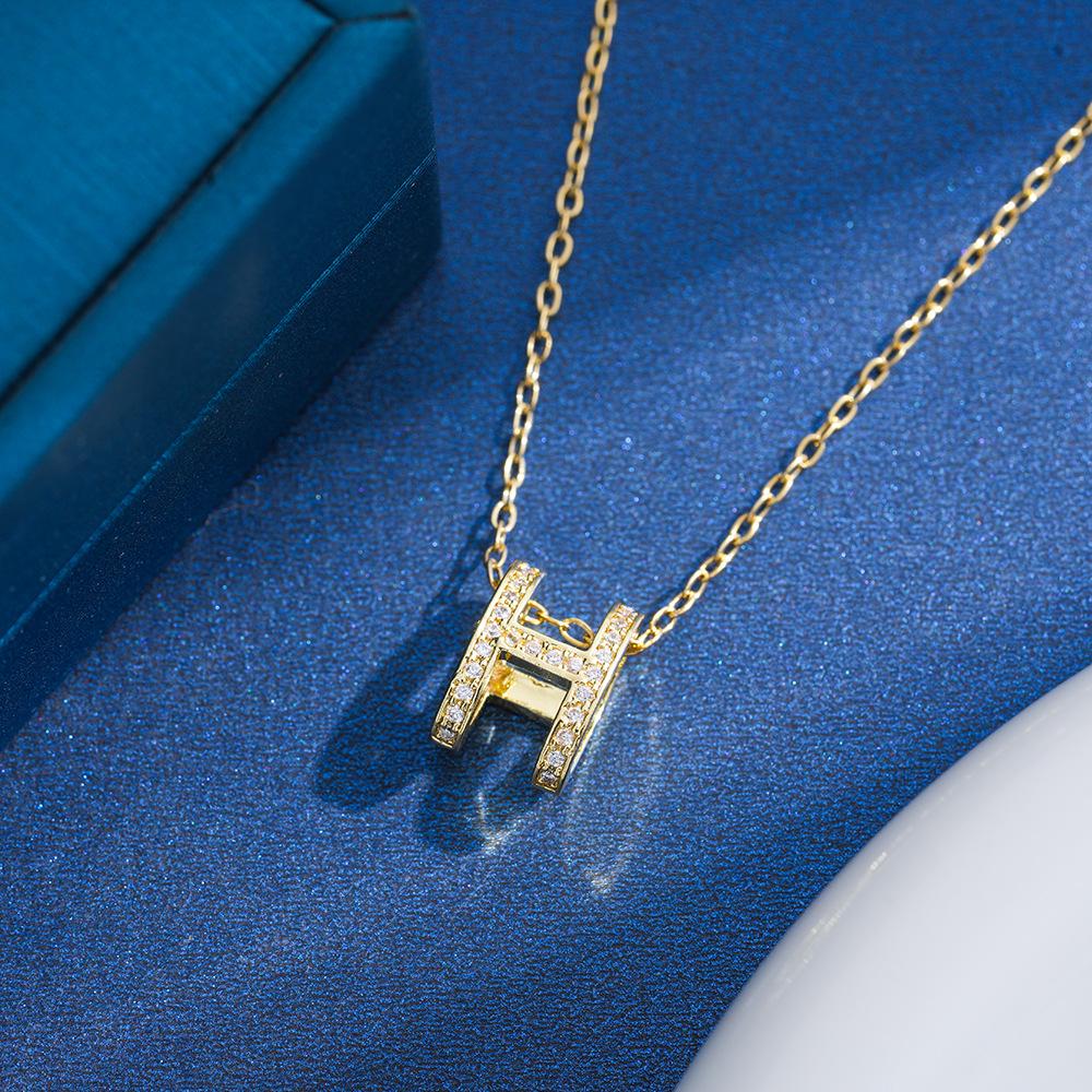Collana a H con Intaglio Raffinato - Ciondolo Minimalista di Lusso Leggero, Catena per Clavicola in Acciaio di Titanio, Personalizzata con Design di Nicchia per Donna