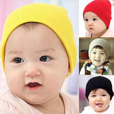 Schattige pasgeboren babyjongen, meisje, kind, zachte winter, warme gebreide haakmuts