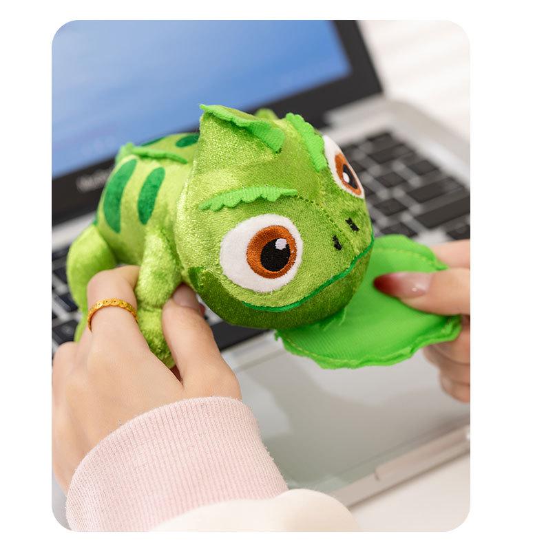 Trendy One-Shoulder Lizard Plush Toy Matching Party Outfit