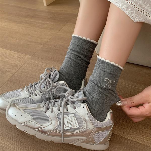 Silberne bestickte Schleifenspitzensocken, Silberne Seide atmungsaktive Baumwollsocken, Mittlere Socken, Schwarz-Weiß-Graue Socken