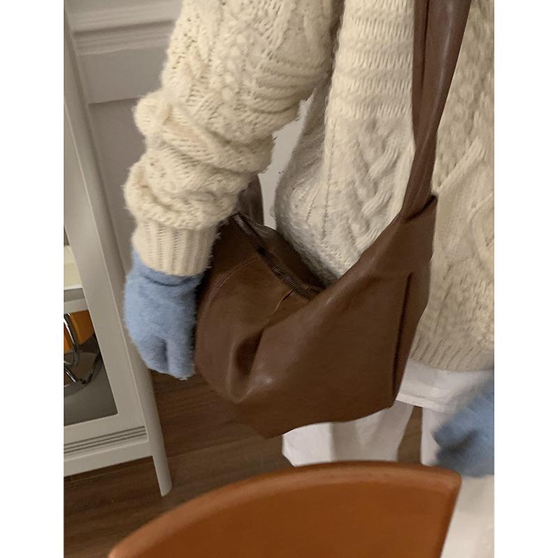 

Autumn and winter retro messenger bag women s 2025 new fashion shoulder bag casual large-capacity dumpling bag one piece delivery коричневий