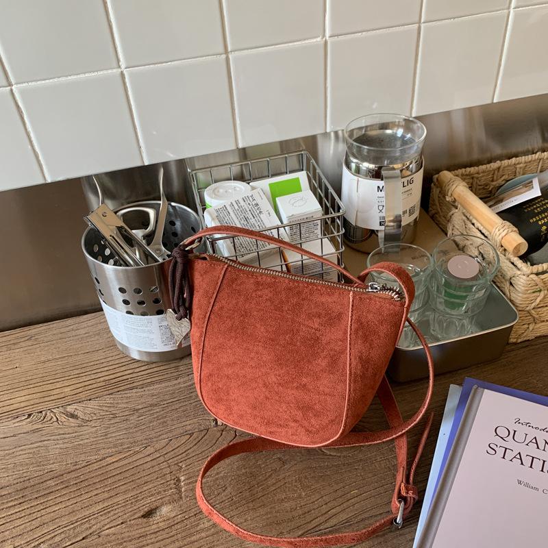 Small bag women's autumn and winter new niche versatile messenger bag fashionable and simple mobile phone bag