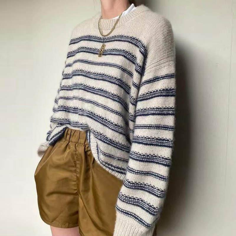 

Стильный вязаный плюшевый свитер в полоску с круглым вырезом.