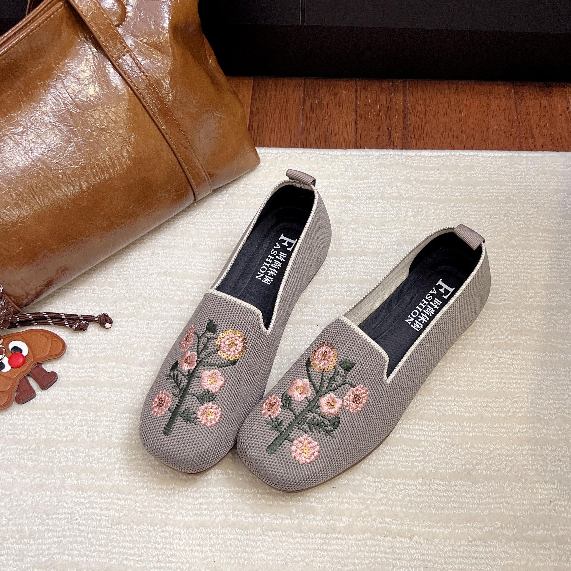 

Spring and summer new women s one-pedal 2025 casual mother shoes round head flat-soled single shoes Guochao embroidered Doudou shoes 40