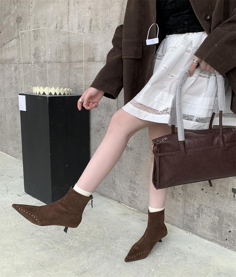 

Нишевый дизайн скошенные плетеные короткие ботинки женские 2025 новые осенне-зимние ретро замшевые остроносые кошачий каблук и эластичные тонкие ботинки 40 светло-коричневого