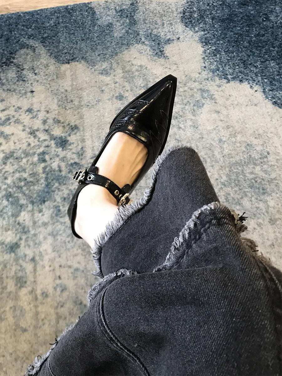 

Цзюэ Цзюэ Цзы~! Остроносые одинарные туфли женские 2024 новые модели осени, односложная пряжка с неглубоким клювом на низком каблуке, нишевый дизайн 39 чёрный