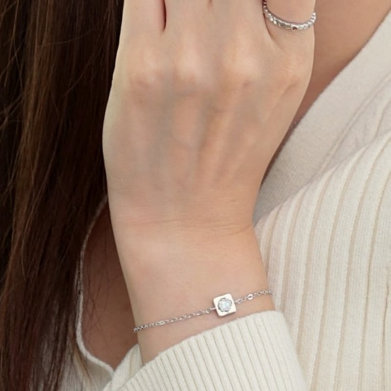 BELLOOGGI Square moonstone bracelet