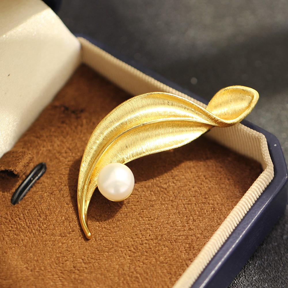 Simple and Elegant Gold Brushed Matte Leaf Brooch Temperament Natural Pearl Pod Leaf Pin Men and Women the Same Style