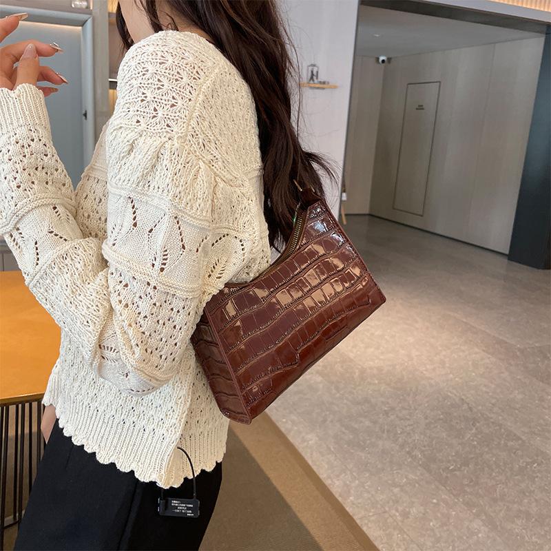 French niche bag women's 2026 new fashion solid color underarm bag texture portable shoulder baguette bag