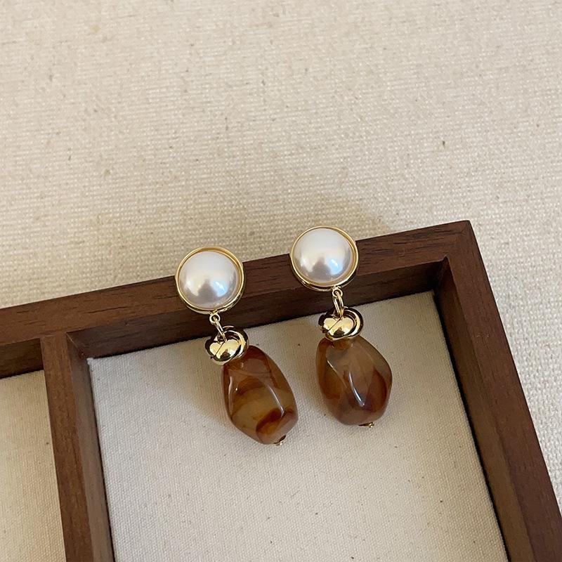 Exquisite Maelard Brown Resin Stud Earrings for Women: High-End, Fashionable, and Versatile Autumn/Winter Ear Accessories