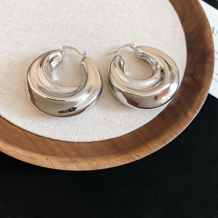 Manchettes d'oreille rondes en forme de U plissées à finition brillante métallique: Boucles d'Oreilles Mode Haut de Gamme