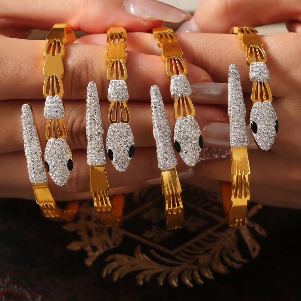 Retro Mode Eingelegtes Diamantarmband: Farberhaltender Titanstahl mit ausgehöhltem Design