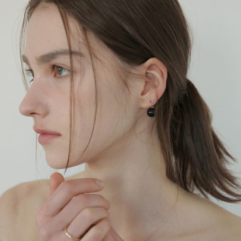 modernlike 10k gold black pearl hoop earrings