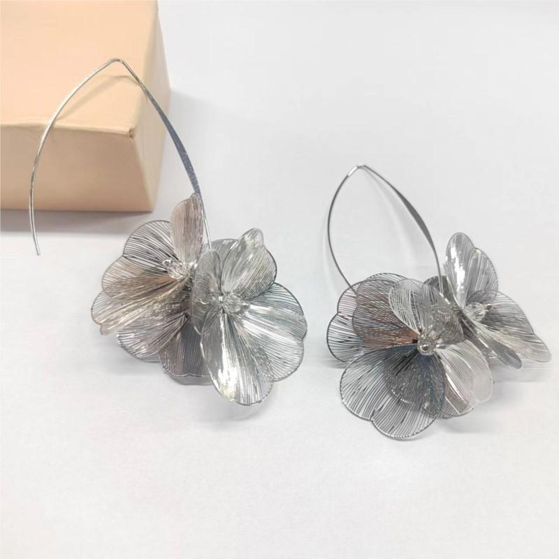 Elegant Golden-Tone Floral Dangle Earrings for Women Chic Long Hollow Design Earrings Party Jewelry Accessories