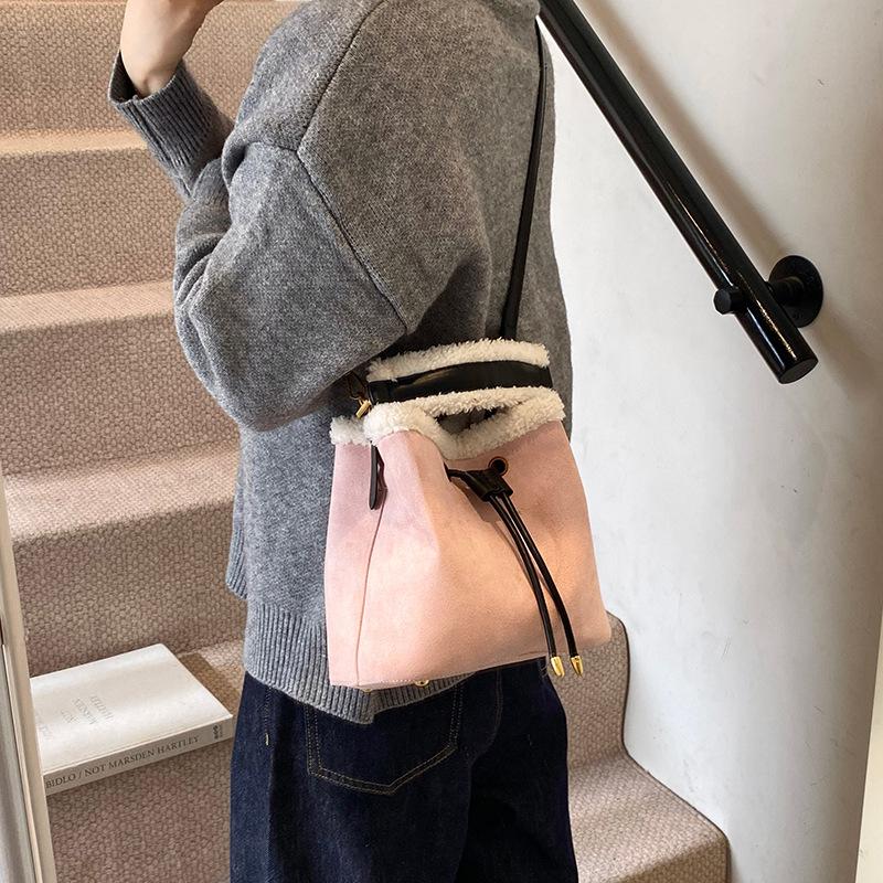 Niche design 2025 new retro bucket large capacity Mao Mao single room oblique span commuting casual versatile bag