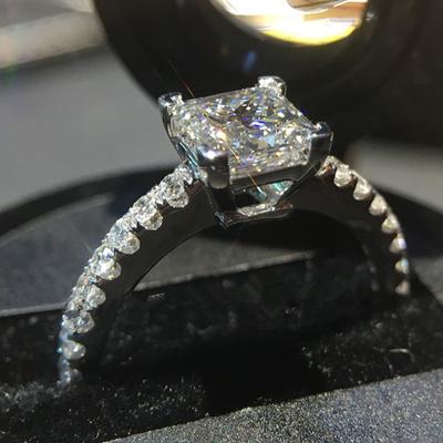 Huitan Klassischer Prinzessin Zirkonia Damenringe Farbe Einfach Elegant Verlobung Ehering Unendlich Zeitloser Schmuck