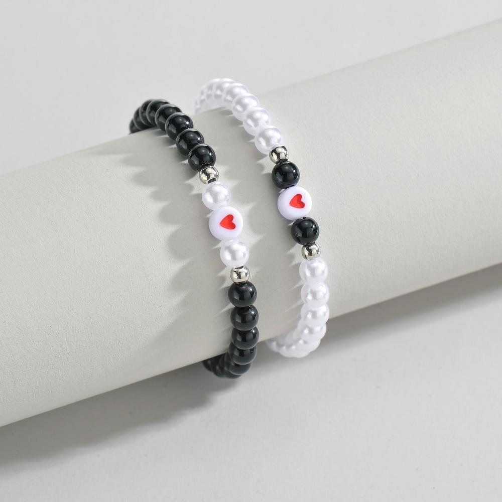 2-teiliges Set aus minimalistischen schwarzen und weißen Perlen gemischt mit Liebe gestapelten Damenarmbändern