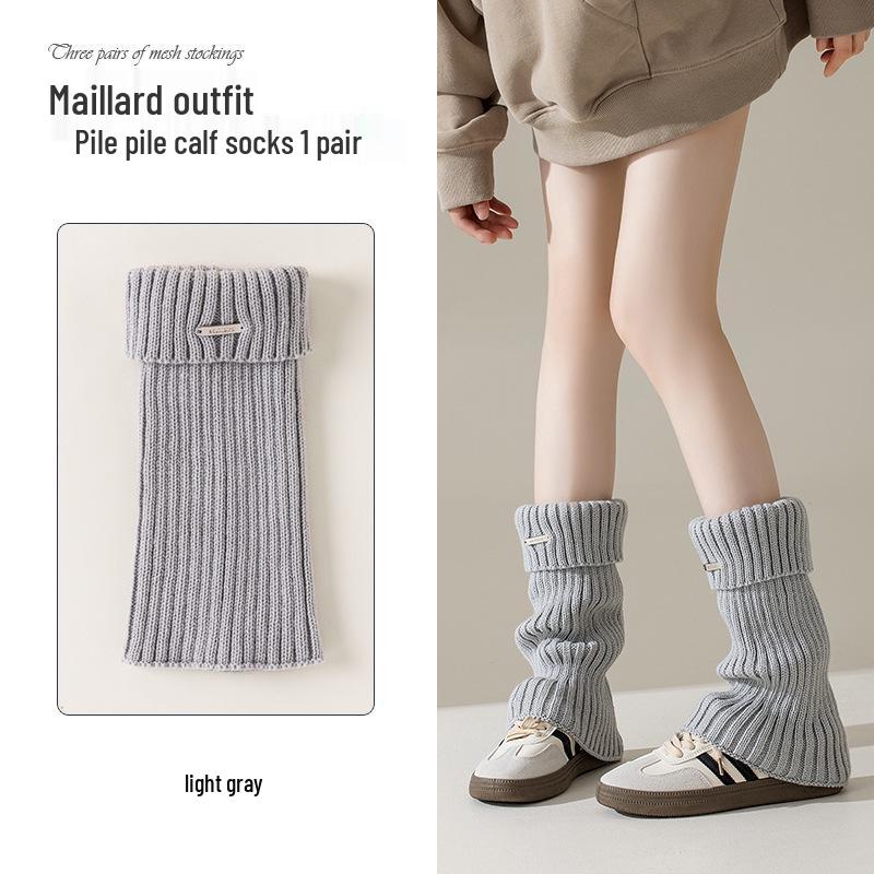 

Уютные белые вязаные гетры – осенне-зимний стиль, свободная посадка, толстые гольфы до колена с присборенным голенищем