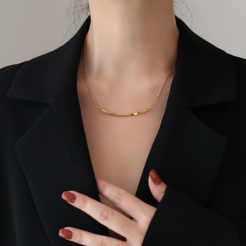 

Korean rotating smile necklace women s niche light luxury collarbone chain