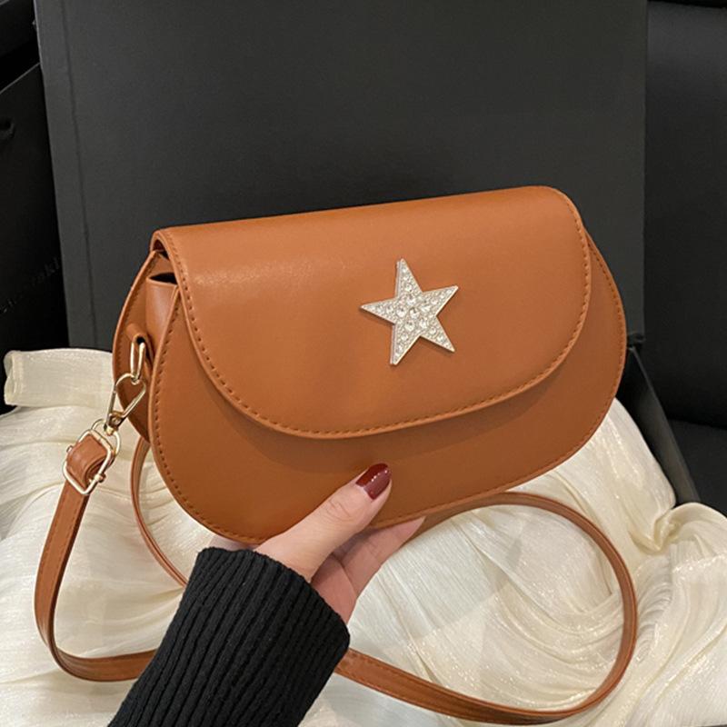 

2025 новый темпераментный модный дизайн на одно плечо через плечо в иностранном стиле однотонная четырехконечная звезда портативная текстурная сумка через плечо женская коричневый