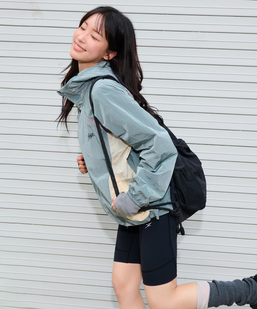 Ninez Curve Line Light Windbreaker (2 Colors)