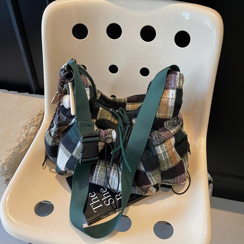 Personalized Contrasting Color Large-capacity Bag Women's New Fashion Niche Shoulder Messenger Bag Versatile Commuter Bag